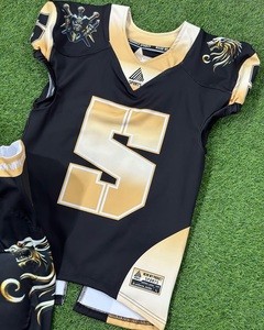 Ensemble d'uniformes de football américain personnalisés pour hommes – Maillot sans manches et pantalon sublimés, imprimé dragon noir et or, ajustés et anti-humidité - Product Image 3