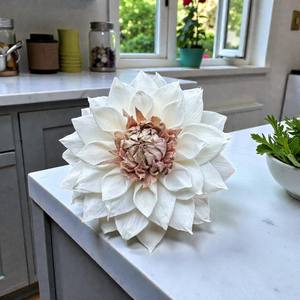 Fleur de Dahlia Rouge en Bois Sola Naturel 8-8,5 CM – Aromathérapie Durable Faite à la Main - Product Image 1