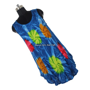 Robe longue d'été tendance pour les stations balnéaires, sans manches, en rayonne douce, style parapluie, motif tie-dye coloré pour femme - Product Image 4