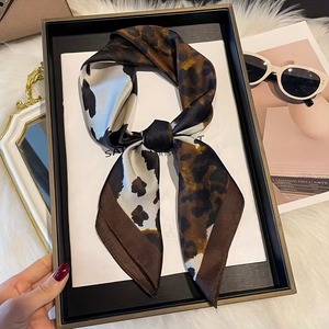 ผ้าพันคอไหมมัลเบอร์รี่ซาตินหรูหรา ลายดอกไม้ขนาดใหญ่ ผ้าคลุมศีรษะ - Product Image 4