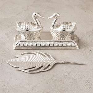 Juego de Salero y Pimentero de Plata con Diseño de Pato y Bandeja Decorativa, Soporte de Condimentos Hecho a Mano con Diseño de Animal para Mesa de Comedor - Product Image 1
