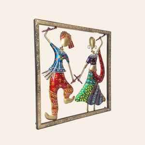 Cuadro Decorativo Artesanal de Metal con Diseño Tradicional Rajasthani de Pareja Bailando Dandiya, Colorido, para Decoración del Hogar - Product Image 3