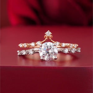 Anillo de Oro Rosa de 14K con Corona de Diamantes Cultivados en Laboratorio de 1.04 CT, Corte Redondo, con Clarochevo y Pavé, Claridad VS1 VVS2 - Product Image 1