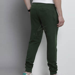 Pantalones deportivos de corte relajado y tela de primera calidad con estilo fácil de poner y cintura cómoda. - Product Image 2