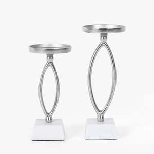Ensemble de deux porte-bougies en aluminium argenté avec base en marbre blanc, élégants supports à bougies en métal pour table à manger - Product Image 1