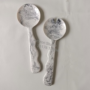 Cuillère de service artisanale pour salade, en résine noire, blanche et orange, motif vague, compatible lave-vaisselle, Artizon Studio - Product Image 1