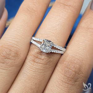 แหวนเพชรทรงยาว 1 กะรัต รูปทรงคุชชั่นคัท ฝังเพชรแบบสปลิตพาเว่ วงแหวนทองคำขาว 10K รับรองโดย IGI แหวนหมั้น - Product Image 4