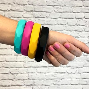 Brazalete de Resina Transparente Hecho a Mano con Acabado Liso, Ligero y Cómodo para Uso Diario - Product Image 3