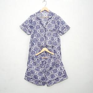 Ensemble de pyjama élégant et luxueux pour femmes, 100% coton pur, respirant, doux, imprimé de fleurs, col en V court, fermeture à cordon, idéal pour les vacances - Product Image 5