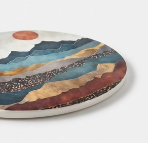 Planche à découper ronde artisanale avec motif paysage montagneux abstrait et trou de suspension, multicolore - Product Image 4