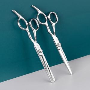 Juego de Tijeras de Peluquería Ovexa de Acero Inoxidable Quirúrgico, 10 mm de Longitud, Agarre Perfecto y Duradero, Herramientas para Cortar el Cabello con Bolsa - Product Image 3