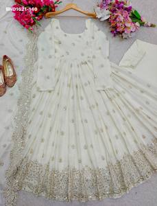 Robe Anarkali blanche à manches longues et évasée en soie Chinon de créateur avec broderie et travail de sequins de 5 mm, pantalon et dupatta – Vente en gros - Product Image 6