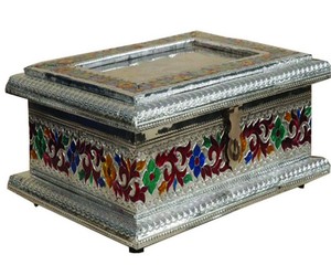 Caja de Latón Esmaltada Hecha a Mano con Técnica de Esmaltado, Diseño Floral en Relieve, Bañada en Oro, Irregular, Artículo de Colección, Artesanía Antigua - Product Image 1
