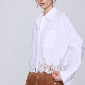 Chemise blanche courte boutonnée pour femme avec bordure en dentelle, chemisier décontracté à manches longues - Product Image 2