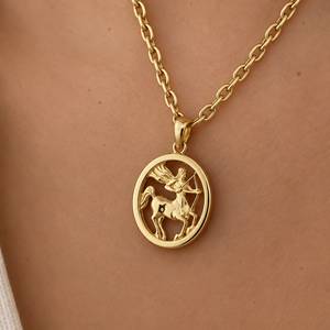 Collar con Colgante del Signo Zodiacal Sagitario en Oro Personalizado, Amuleto Redondo Clásico, Joyería Unisex para Uso Diario - Product Image 1