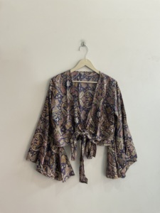 เสื้อครอปท็อปผ้าไหมขายส่งแบบคละลาย เสื้อผูกเอวสไตล์ฮิปปี้สำหรับผู้หญิง - Product Image 4