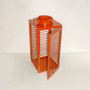 Lanterne à bougie en métal orange, toit plat, cheminée cylindrique, poignée en fil métallique, panneau grillagé à lattes, cadre carré en fer, pour table - Product Image 1