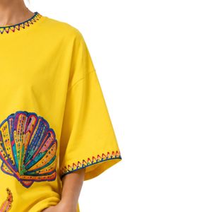 เสื้อยืดโอเวอร์ไซส์สีเหลืองลายกราฟิกผู้หญิง พิมพ์ลายมหาสมุทรสีสันสดใส เสื้อผ้าลำลองสไตล์สตรีทแวร์ ผ้าฝ้าย ใส่สบายสำหรับฤดูร้อน ทรงหลวม รับผลิตตามแบบ OEM ODM ขายส่ง - Product Image 4