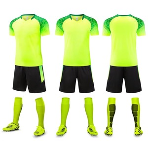 Conjunto de Camiseta de Fútbol Blanca con Cuello en V para Hombre, con Pantalones Cortos Negros y Calcetines, Poliéster que Absorbe la Humedad, Ajuste Atlético para Todas las Temporadas - Product Image 2
