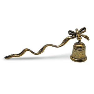 Apagavelas de latón estilo vintage con mango largo ondulado y diseño de campana para decoración navideña del hogar - Product Image 1