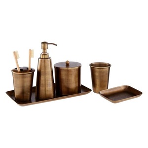 Elegante juego de baño de metal que aporta un encanto cohesivo al combinar perfectamente toalleros, dispensadores de jabón y soportes. - Product Image 5