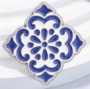 Épinglette en métal motif carreaux azulejo portugais bleus et blancs, broche traditionnelle ibérique en céramique émaillée - Product Image 6