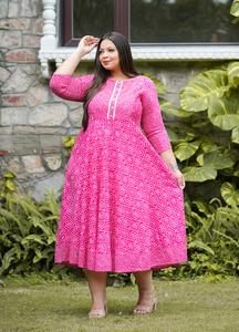 ชุดเดรสคลุมท้องแบบ Anarkali สีชมพูพิมพ์ลาย Bandhej คุณภาพสูง ไซส์ใหญ่ ผ้าเรยอน คอปก แขนสามส่วน ยืดหยุ่นได้ - Product Image 3