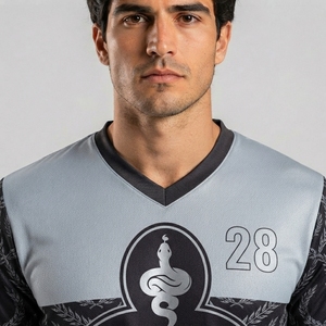 Tenue de football personnalisée haut de gamme avec maillot et short en tissu polyester flexible pour l'entraînement et les matchs de ligue. - Product Image 6