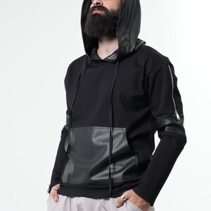 เสื้อฮู้ดผู้ชายสีดำ ทรงปกติ ผ้าถัก 100% คอตตอน สวมใส่สบายสำหรับฤดูหนาว แต่งดีเทลหนัง กระเป๋าแบบยืดหยุ่น - Product Image 2