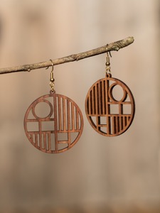 Pendientes de madera con forma de círculo geométrico y ganchos dorados, diseño artístico hecho a mano para uso diario - Product Image 4