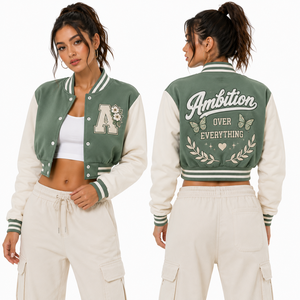 Chaqueta Letterman Corta para Mujer OEM, Cuerpo de Lana, Mangas de Cuero con Diseño de Escudo de Mariposa, Etiqueta Privada, Logotipo Personalizado, MOQ Bajo, Premium - Product Image 5