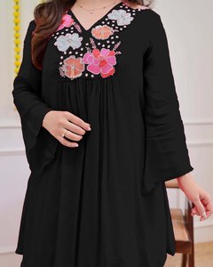 La temporada festiva requiere atuendos que brillen con la misma luminosidad que las celebraciones. Con este conjunto festivo de georgette puro, ¡estás listo para la fiesta! - Product Image 4