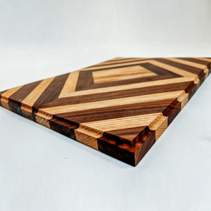 Planche à découper en bois bicolore exquise, avec des motifs géométriques et des rayures en chevron contrastées pour couper les légumes - Product Image 3
