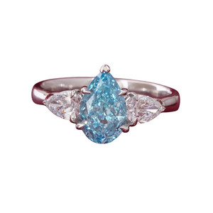 Bague à trois pierres en or blanc 14 carats avec diamant de laboratoire taille poire de 1,61 carat bleu vif et sertissage à griffes - Product Image 1