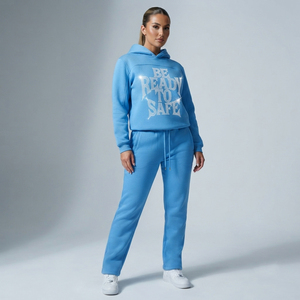 Conjunto Deportivo para Mujer con Diseño Frontal Estampado con Pedrería, Sudadera con Capucha Personalizada de Felpa de Alta Calidad de 450 GSM, Pantalones Deportivos con Cordón en la Cintura - Product Image 1
