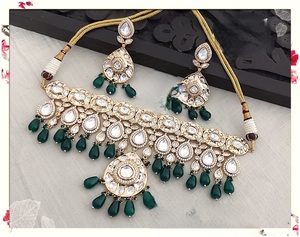 Conjunto de collar y aretes Kundan con moissanita de aspecto chapado en oro de la mejor calidad tradicional, para bodas indias, colección para mujeres. - Product Image 3