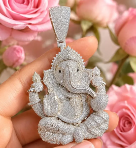 Colgante de Moissanita Ganesha de Plata 925 Bañado en Oro con Engaste de Garra, Joyería para Regalo de Boda o Fiesta - Product Image 4