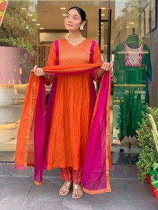 Conjunto de traje Anarkali de 3 piezas para mujer, de Mul Chanderi puro, con bordado dorado a mano, sombreado bicolor y pulsera de diseñador - Product Image 2