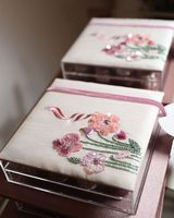 Boîte à bijoux promotionnelle en peluche avec motif grue et fleurs brodés, logo personnalisé, boîte à bagues carrée à couvercle rabattable faite à la main en tissu