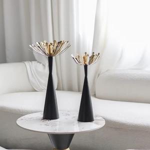 Support de bougie au sol moderne noir et or à motifs floraux, parfait pour la décoration intérieure, les halls d'hôtel et les décorations de mariage, provenant d'Inde. - Product Image 2