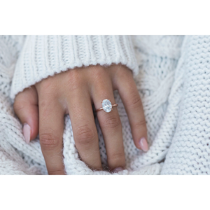 Bague de fiançailles sophistiquée de créateur avec diamant taille ovale, monture à griffes en or 14 carats, bijoux fins classiques pour femme - Product Image 3