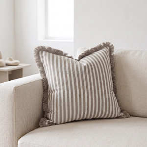Funda de cojín decorativa con estampado de rayas color óxido y ribete, para decoración de sala de estar estilo rústico. - Product Image 5