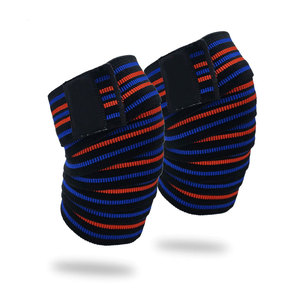 Manchon de genou rayé élastique avec logo personnalisé imprimé, soutien pour homme, vêtement de fitness rouge et noir - Product Image 1