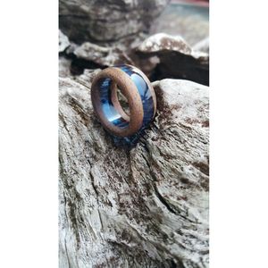 Bague en résine et bois de style moderne artisanale, produit artisanal en bambou et en bois - Product Image 5