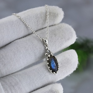 Collier pendentif en argent sterling 925 avec pierre précieuse ovale en labradorite bleue naturelle, bijoux artisanaux faits à la main pour femmes - Product Image 1