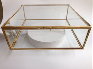 Boîte à bijoux en verre transparent de luxe moderne avec cadre en métal doré, fermeture à boucle et anneau, et couvercle en verre - Product Image 4