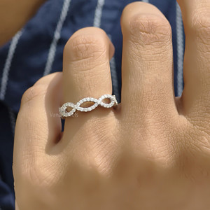 0,68 TCW Infinity Round Cut Moissanite Wedding Band 18K Oro blanco sólido con estilo retorcido Pave Setting Anillos de regalo de aniversario - Product Image 1