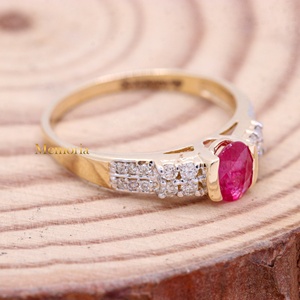 Bague solitaire ovale en or jaune massif 14 carats avec rubis naturel rouge semi-sertie et accent diamant, bijoux fins pour femme, vente en gros - Product Image 6