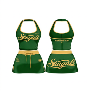 Ensemble de sport pour femme rouge à col licou sans manches avec imprimé logo doré, body extensible et jupe, respirant, séchage rapide, coupe ajustée - Product Image 3