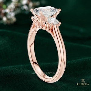 Anillo de compromiso de tres piedras con diamante de corte radiante personalizado, diamante central brillante con dos diamantes laterales redondos, anillo trilogía. - Product Image 4